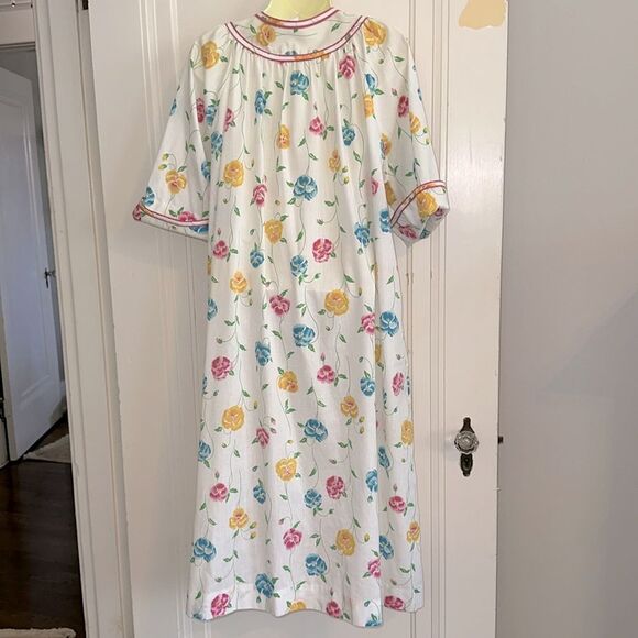 Vintage Pink, Blue & Yellow Pansy Print Polyester/Cotton Robe or House Coat - Picture 7 of 8